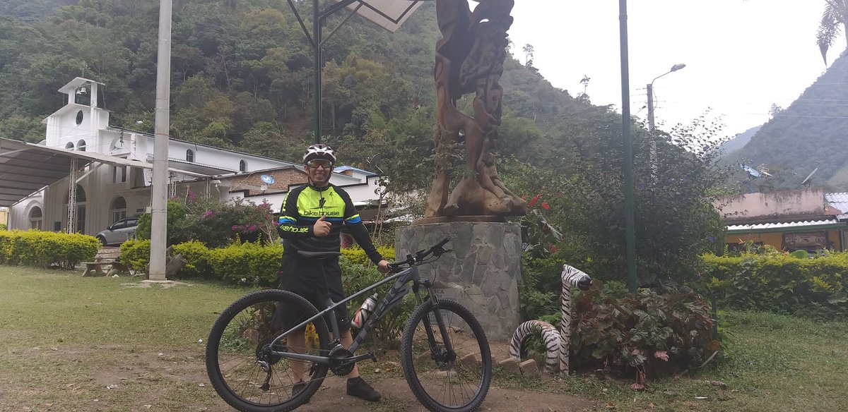 MarioASantosR's tweet photo. A MIS AMIGOS, A LA GENTE QUE ME QUIERE, les recuerdo que practico ciclismo. Saben que tengo una familia, esperanzas y deseos por cumplir. Les pido, por favor, que cuando vean un ciclista piensen que podría ser yo. #RespetoalCiclista #roamingmtb #mtbtolima #amoralpedal #mtbibague https://t.co/E0NfQdGpmo