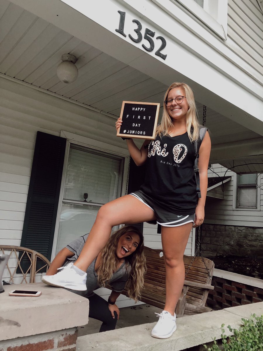 1352chitown's tweet photo. happy first day of school y’all!! rain or shine we always glowin’ 😤🔥🤩 #15thgrade #jumpingintojunioryr #literally @LibbyNave @mere_mereee https://t.co/O6iltNeZDL