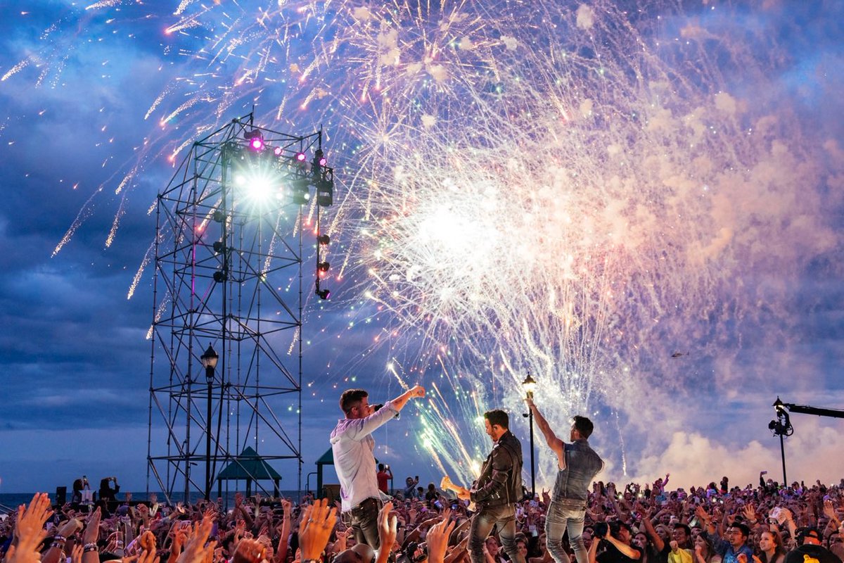 jonasbrothers's tweet photo. Thank you #VMAs for bringing us back to The Stone Pony!! What a crowd 😳 We love you guys ❤️🎉 https://t.co/qLKIY4shnU