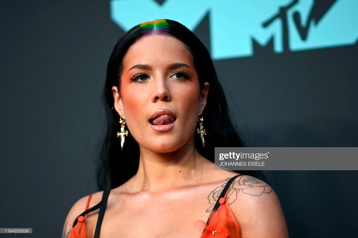 HalseyUpdateCAN's tweet photo. Halsey on the red carpet at the #VMAs https://t.co/unud6V4BFU