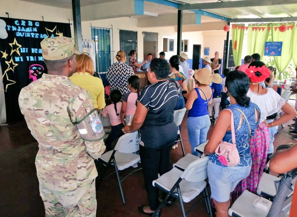 aeronavalpanama's tweet photo. Nuestro equipo de la Policía Aeronaval de la Niñez y Adolescencia fue invitado por la directiva del colegio Benjamín Quintero de Taboga participando en la feria "Mi Primer Empleo" promoviendo los valores, la cultura de trabajo y el emprendimiento empresarial. #UnidosLoHacemos https://t.co/Gw7ElVT4sp