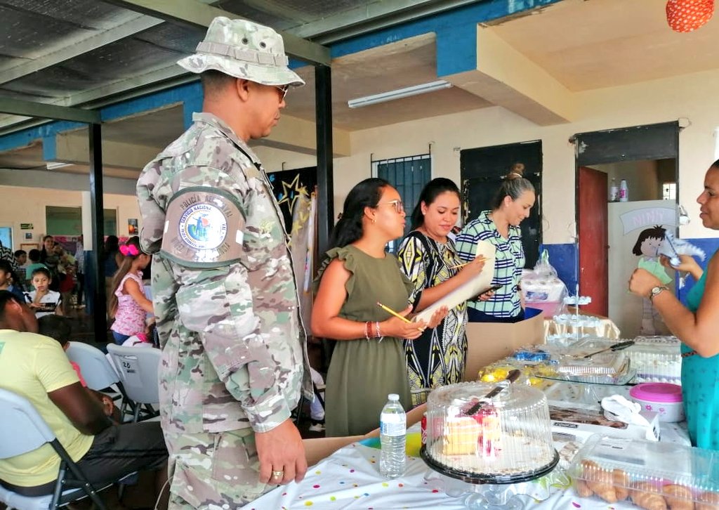 aeronavalpanama's tweet photo. Nuestro equipo de la Policía Aeronaval de la Niñez y Adolescencia fue invitado por la directiva del colegio Benjamín Quintero de Taboga participando en la feria "Mi Primer Empleo" promoviendo los valores, la cultura de trabajo y el emprendimiento empresarial. #UnidosLoHacemos https://t.co/Gw7ElVT4sp
