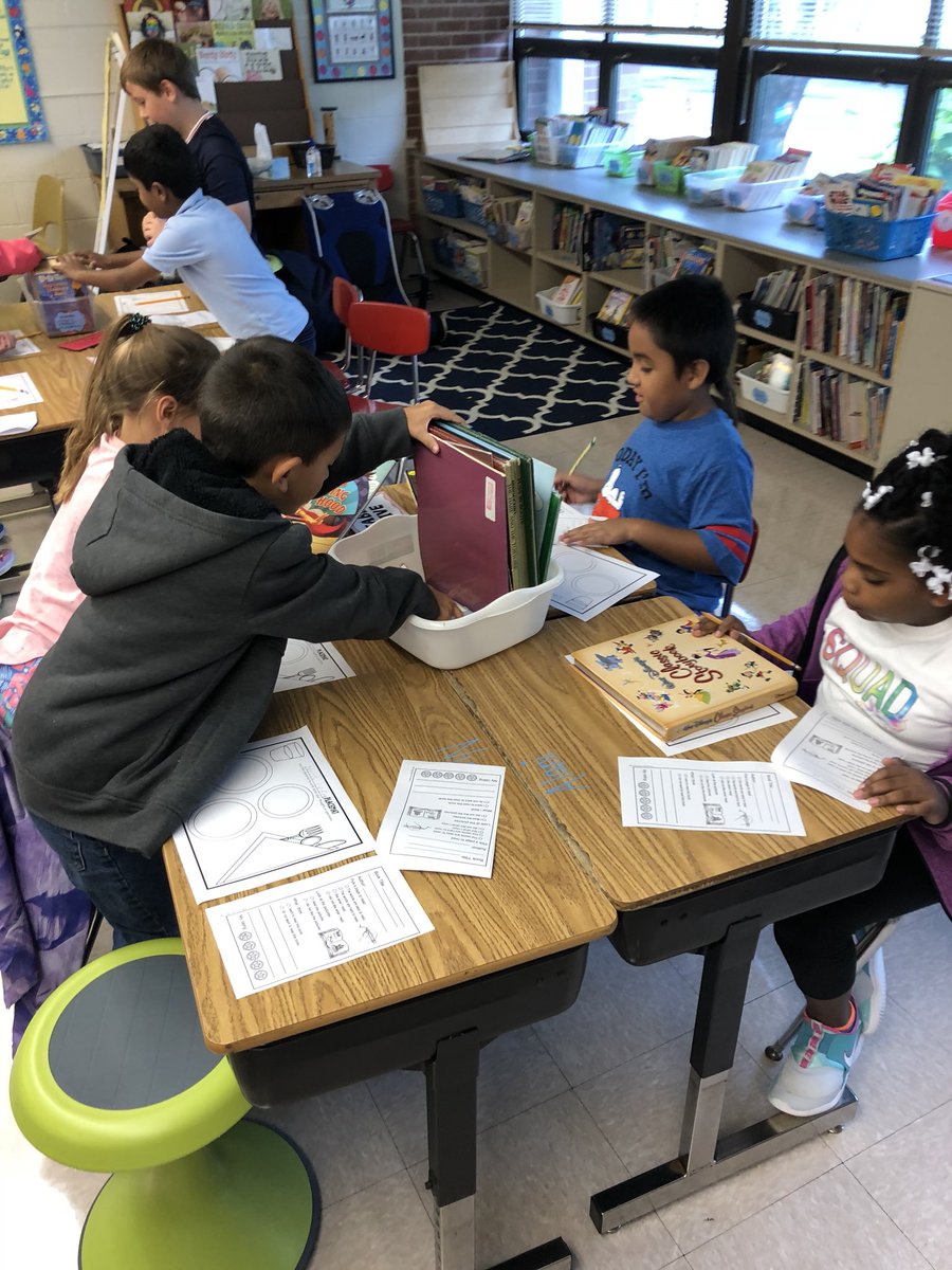 d61Terlau's tweet photo. It was book tasting day in Room 4! Students are excited to finally get their hands on books in their new classroom! #D61learns @D61Lace @D61Press https://t.co/QLilCGUrwd