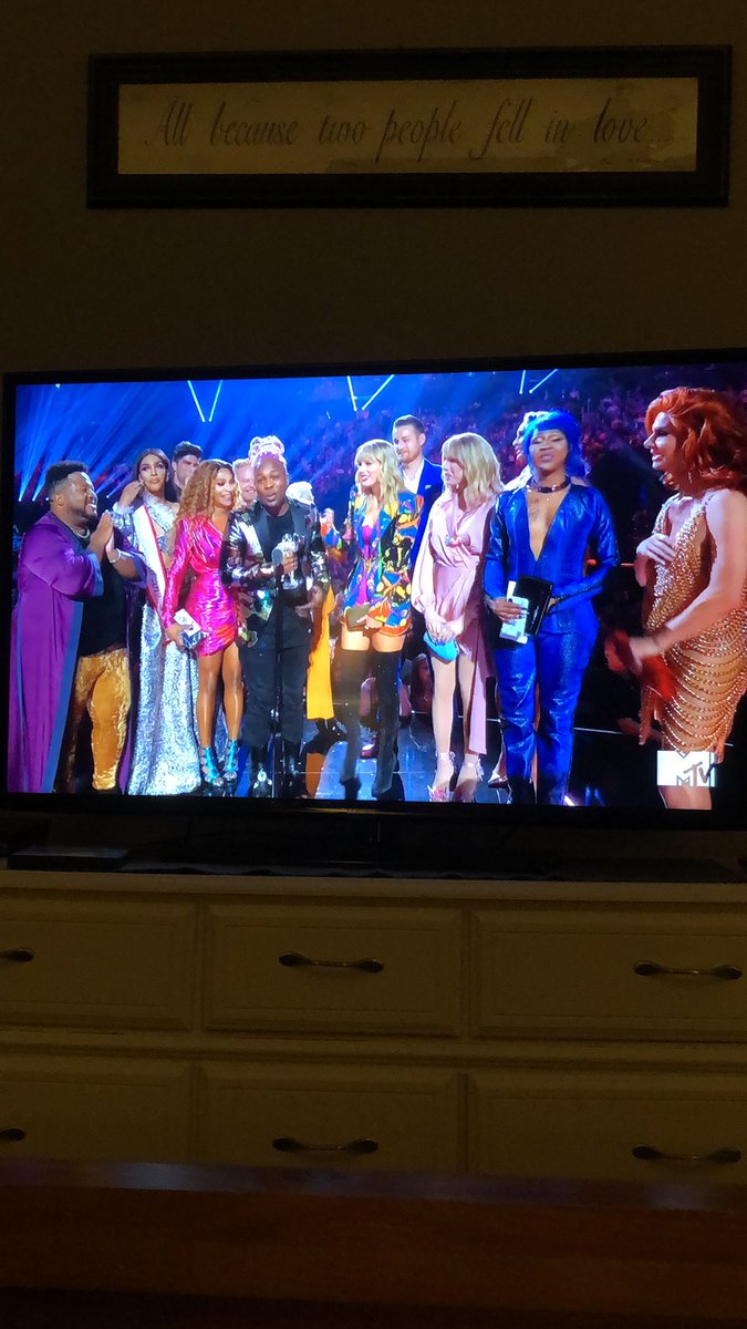 missqueentaylor's tweet photo. YOU NEED TO CALM DOWN GETTING WHAT IT DESERVES👏🏻 #TaylorOnTheVMAs @taylorswift13 @taylornation13 https://t.co/iO8xYtQj4q