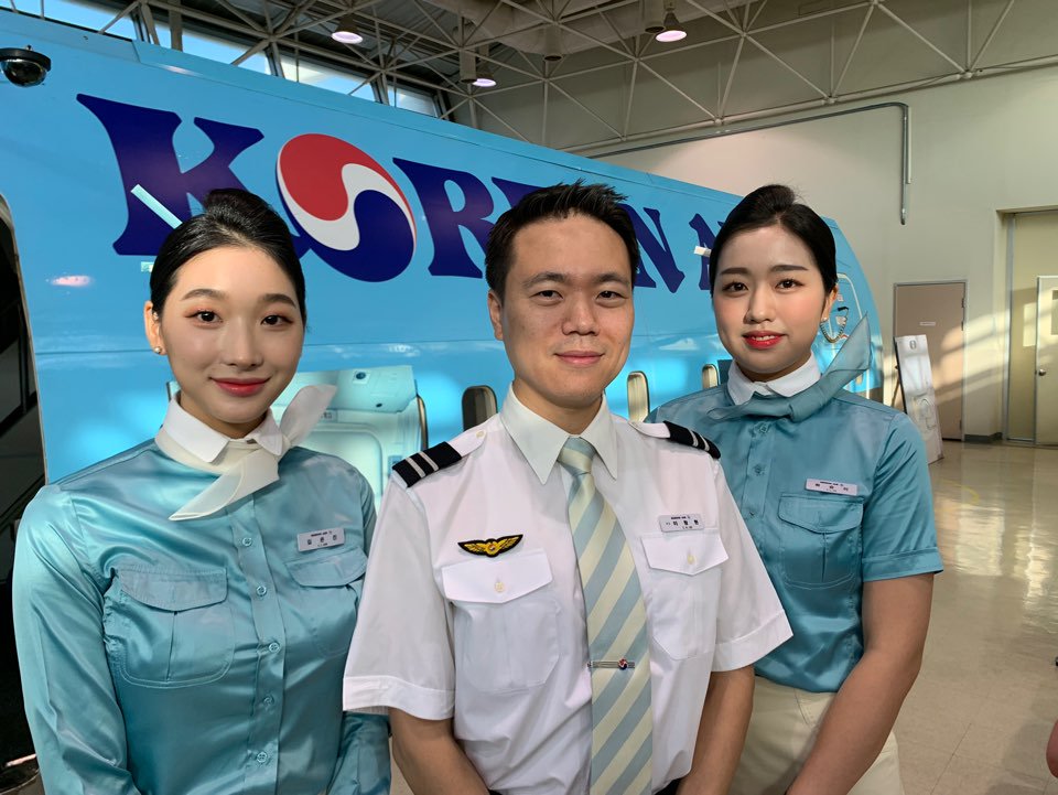 Korean Air on Twitter: "#KoreanAir✈ cabin crew saved the life of a choking  Japanese girl on board a flight from Gimpo International Airport to Osaka  on Aug 18. Trained crew performed the