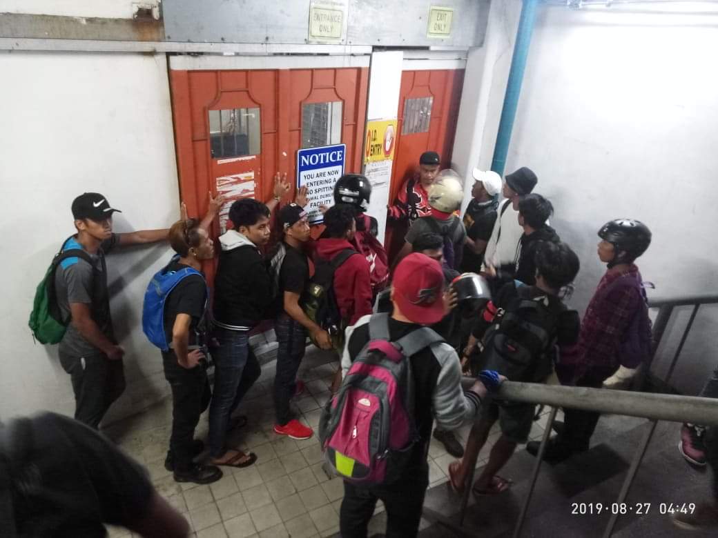 steXposure's tweet photo. BREAKING: Muling ipinutok ang welga ng mga manggagawa ng Monde Nissin, Sta. Rosa, Laguna matapos tanggalin ng kapitalista ang 176 na mga manggagawa nitong nakaraang linggo. #WorkersOnStrike https://t.co/uH4NnFpIlh