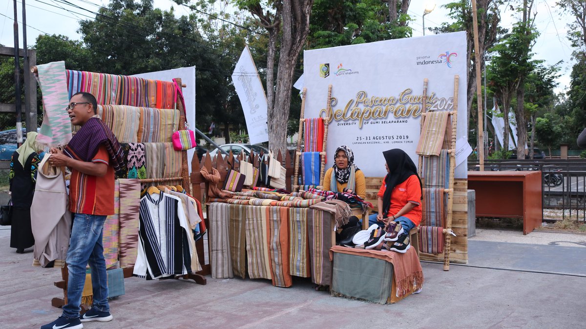 RizkaAdiChandr3's tweet photo. Yuk Nikmati Sore Teman - Teman di Pesona Gumi Selaparang 2019.
Ada berbagai Stand Pameran dan Hiburan Loo.!
#PesonaGumiSelaparang
#PesonaLombokSumbawa
#Genpiid
#GenpiLombokSumbawa https://t.co/Rw65jLmr4j