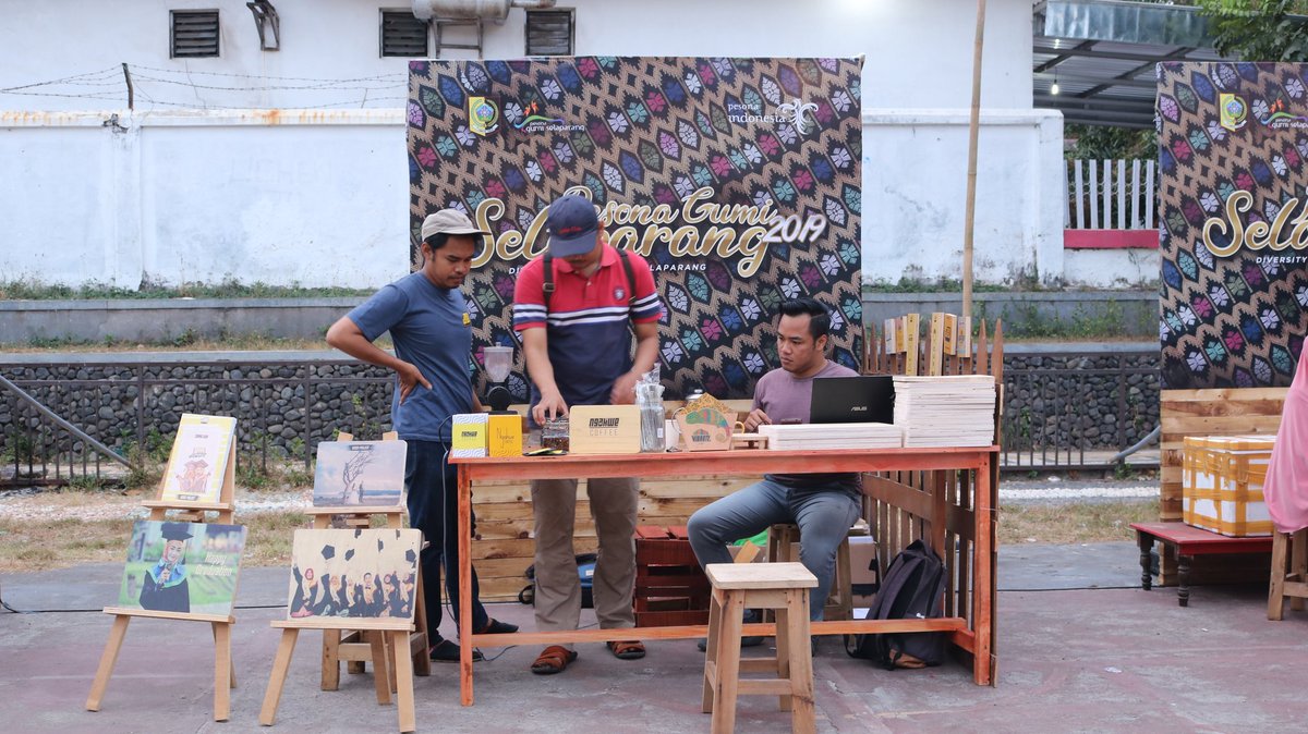 RizkaAdiChandr3's tweet photo. Yuk Nikmati Sore Teman - Teman di Pesona Gumi Selaparang 2019.
Ada berbagai Stand Pameran dan Hiburan Loo.!
#PesonaGumiSelaparang
#PesonaLombokSumbawa
#Genpiid
#GenpiLombokSumbawa https://t.co/Rw65jLmr4j