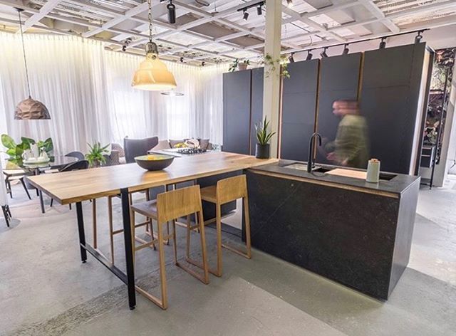 La melamina <a href="/masisa_chile/">Masisa Chile</a> es un material súper versátil, ampliamente utilizada en cocinas (como esta de @sienkitchens) pero que también funciona perfecto en otros espacios de la casa, tanto en muebles como en estructuras. 
Hoy estuve recorriendo <a href="/casafoacl/">Casa Foa Chile</a> y vi muy buenos ej…