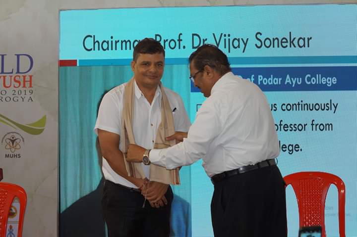 AYUSHDARPAN's tweet photo. Felicitated by World Ayush Expo organizing team at World Ayush Expo 2019 Mumbai
#Mumbai
#Ayurveda
#Marmascience
@moayush @vaidyakotecha @PMOIndia @narendramodi @RahulDevRising @shripadynaik @arjunrammeghwal @MoHFW_INDIA @HRDMinistry https://t.co/n5J3X7zgSm