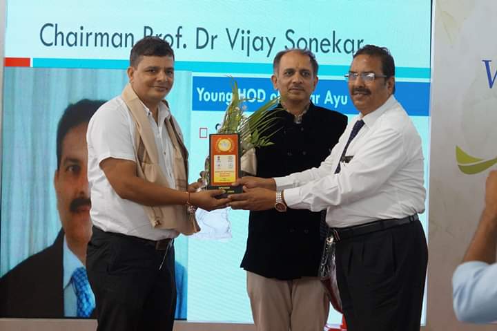 AYUSHDARPAN's tweet photo. Felicitated by World Ayush Expo organizing team at World Ayush Expo 2019 Mumbai
#Mumbai
#Ayurveda
#Marmascience
@moayush @vaidyakotecha @PMOIndia @narendramodi @RahulDevRising @shripadynaik @arjunrammeghwal @MoHFW_INDIA @HRDMinistry https://t.co/n5J3X7zgSm
