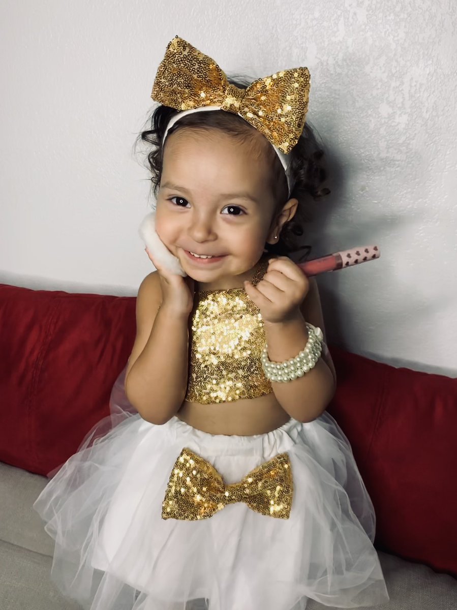debbeelove's tweet photo. Bella Rae APPROVES of the new lippies 😍💓😭 @LEXXXLIEEE @VLEXXXGALINDO @LiveGlamCo #LesDoMakeupxLiveGlam  #LiveGlamFam 👄 😘 https://t.co/ct5WTHAYdp