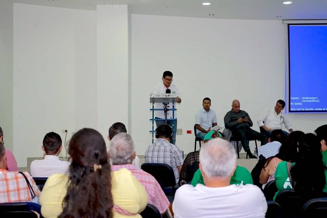 DilbertoTrujill's tweet photo. Hoy fuimos invitados por el candidato al Concejo de Neiva Julián Tafur al 'Gran Foro Deporte Neivano', en este encuentro expuse mis propuestas que permitirán continuar desarrollando el deporte en Neiva. #TodosDelMismoLado 💚 https://t.co/jRA9pg4QMj