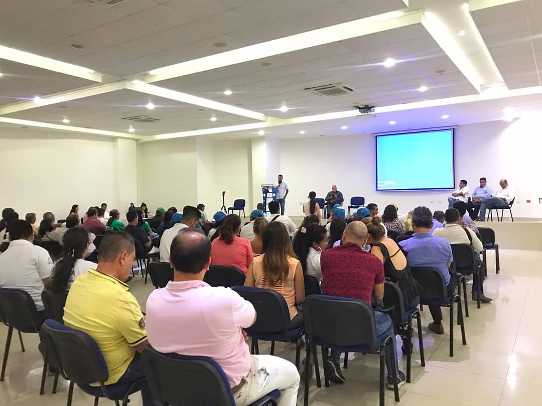 DilbertoTrujill's tweet photo. Hoy fuimos invitados por el candidato al Concejo de Neiva Julián Tafur al 'Gran Foro Deporte Neivano', en este encuentro expuse mis propuestas que permitirán continuar desarrollando el deporte en Neiva. #TodosDelMismoLado 💚 https://t.co/jRA9pg4QMj