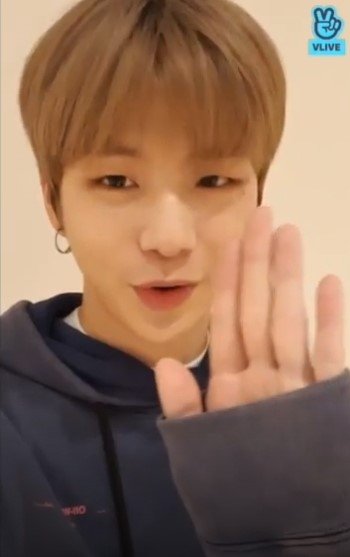 Vliveofficial's tweet photo. [V LIVE] 울 다녤 드디어 팬클럽 이름이 생긴대요😍 주옥같은 후보들에 읽어주는 녜리 눈에서 꿀 떨어지지요🐝🍯 누가 119랑 112좀 불러주세요☎️🚑🚓 여기 불법 양봉업자 있다구요😂💦 이렇게 내 맘 훔쳐가 꿀떨어져도 되는거냐구요💗💝

▶https://t.co/6lLDoG0bL1

#강다니엘 #KANGDANIEL #VLIVE https://t.co/89aqhmk9GG