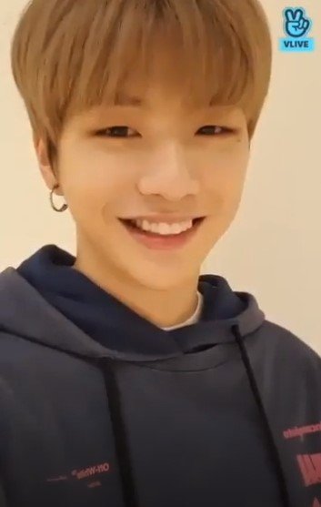 Vliveofficial's tweet photo. [V LIVE] 울 다녤 드디어 팬클럽 이름이 생긴대요😍 주옥같은 후보들에 읽어주는 녜리 눈에서 꿀 떨어지지요🐝🍯 누가 119랑 112좀 불러주세요☎️🚑🚓 여기 불법 양봉업자 있다구요😂💦 이렇게 내 맘 훔쳐가 꿀떨어져도 되는거냐구요💗💝

▶https://t.co/6lLDoG0bL1

#강다니엘 #KANGDANIEL #VLIVE https://t.co/89aqhmk9GG