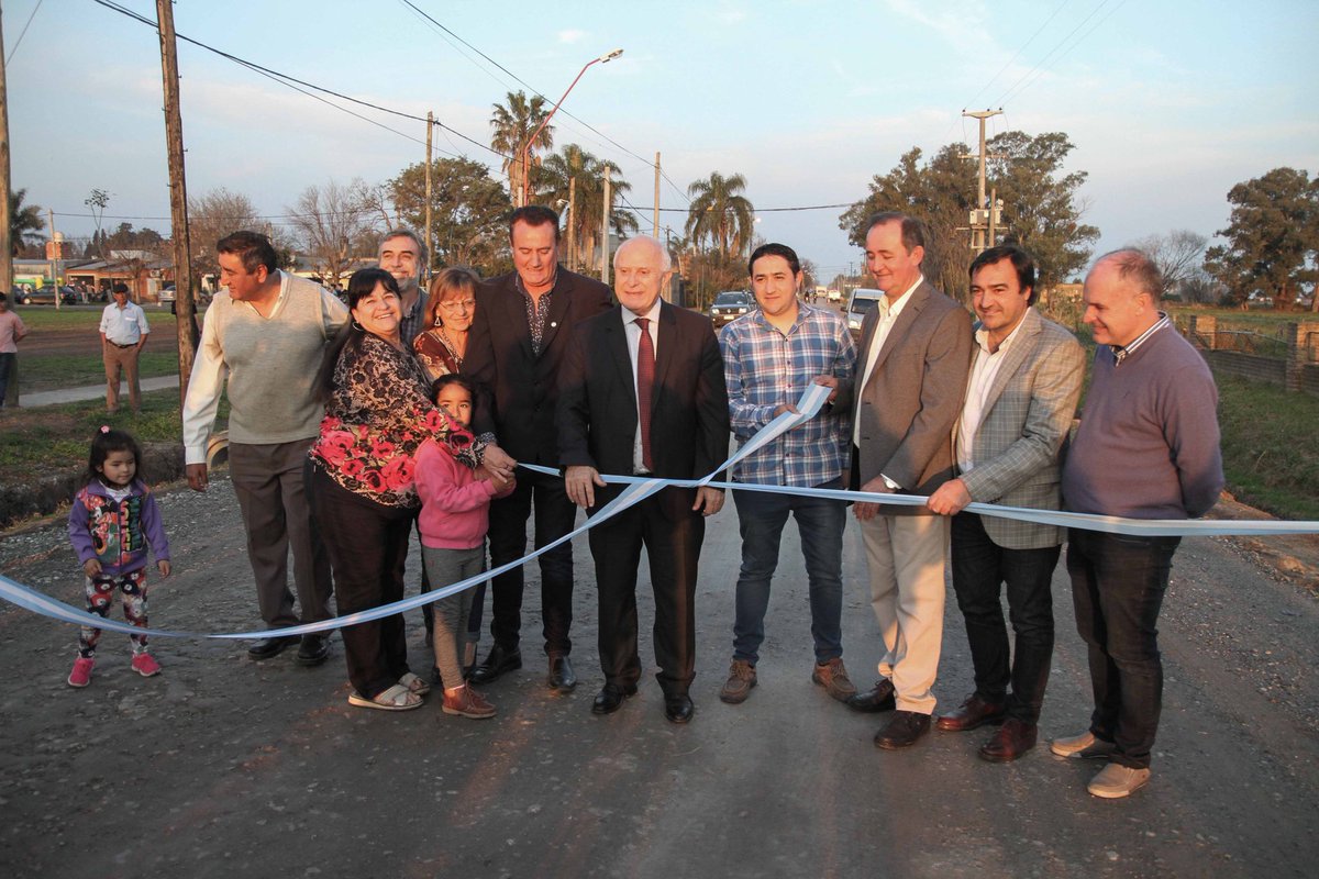 municipiorecreo's tweet photo. 📌Con la presencia del gobernador @MiguelLifschitz se inauguró la millonaria Obra de Mejoramiento Integral de barrio Parque, que beneficia a cientos de vecinos y vecinas 👏

✍️Además, se firmó el contrato con las empresas para la construcción de las 19 viviendas en #Recreo. https://t.co/fu1h3PpRMl