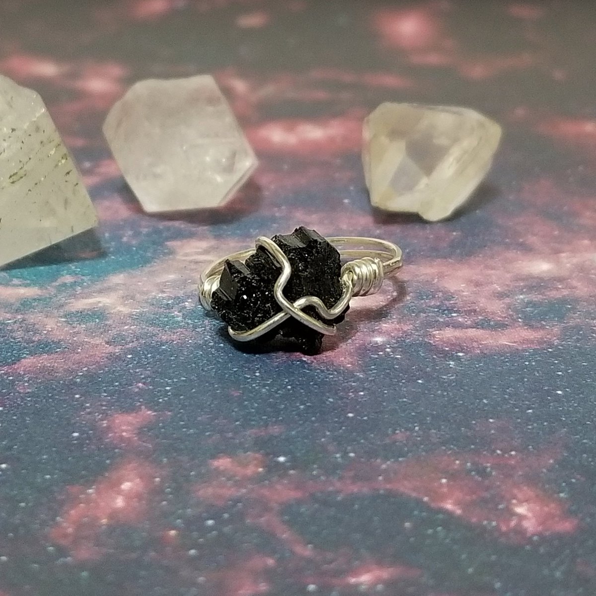 ElevatingVibra1's tweet photo. 🖤▪️Raw #BlackTourmaline is a great protection and grounding stone. It guards against environmental pollutants, and is highly useful in turning negative thoughts and internal conflicts into #positiveenergy▪️🖤. https://t.co/p7wXhjhqqI
