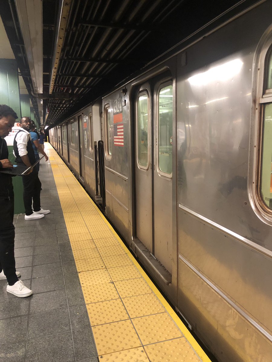 djmarkking's tweet image. @NYCTSubway #pathetic delay on #2 and #3 trains before no uptown trains. #suckabagofdicks #betteroptions #mtasucks #mta #badcustomerservice #hownottodoit