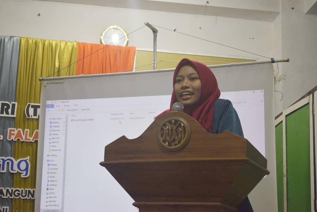 PonpesBesongo's tweet photo. •TOS 2019•
Kegiatan Ta'aruf Orientasi Santri 2019 dengan tema "Teguhkan Karakter Islami untuk Membangun Peradaban Sebagai Cendikiawan Masa Kini" resmi dibuka secara langsung tadi malam olehnya Umi Arikhah
#santribesongo
#santribaru2019 #taaruforientasisantri
#ayomondok #santri https://t.co/CNtQPKOg2S