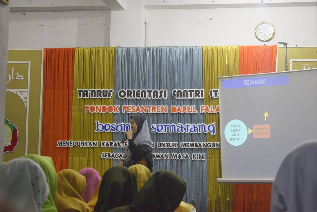 PonpesBesongo's tweet photo. •TOS 2019•
Kegiatan Ta'aruf Orientasi Santri 2019 dengan tema "Teguhkan Karakter Islami untuk Membangun Peradaban Sebagai Cendikiawan Masa Kini" resmi dibuka secara langsung tadi malam olehnya Umi Arikhah
#santribesongo
#santribaru2019 #taaruforientasisantri
#ayomondok #santri https://t.co/CNtQPKOg2S