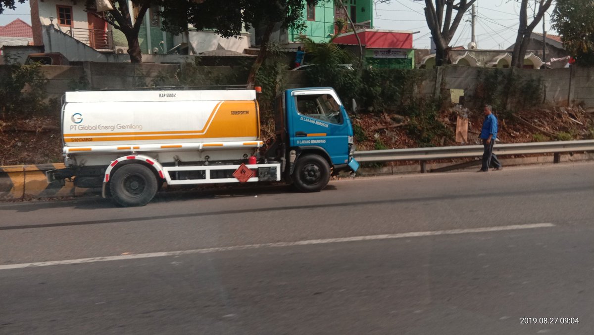 david_dw22's tweet photo. Kecelakaan toll jorr KM 3 arah ulujami, sudah di evakuasi. Macetnya sampai GT Pondok Ranji @TMCPoldaMetro @infoll https://t.co/3Sy0hTgho8