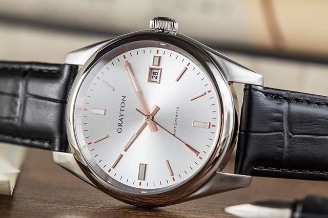 Grayton_Watches's tweet photo. Here is Grayton sunray white silver dial in rose gold plating case and genuine leather strap
Link in Bio.
#GraytonWatches #Graytonlife #Grayton #Automaticwatches https://t.co/xaPNMNgdBy