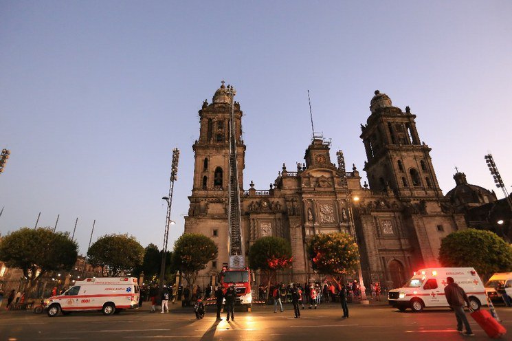 lajornadaonline's tweet photo. Cabildo de #Catedral pide apoyo a @lopezobrador_ para conservar el recinto
https://t.co/K3u35JfIv4 https://t.co/DruV6wTiof