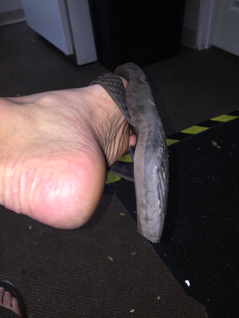 SteveTunes1's tweet photo. My feet in flip flops #myfeet #malefeetinflipflops https://t.co/Oeer7MiEDp