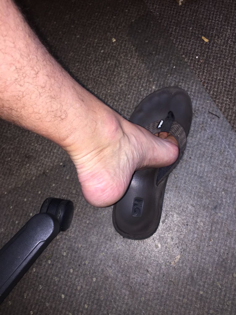 SteveTunes1's tweet photo. My feet in flip flops #myfeet #malefeetinflipflops https://t.co/Oeer7MiEDp
