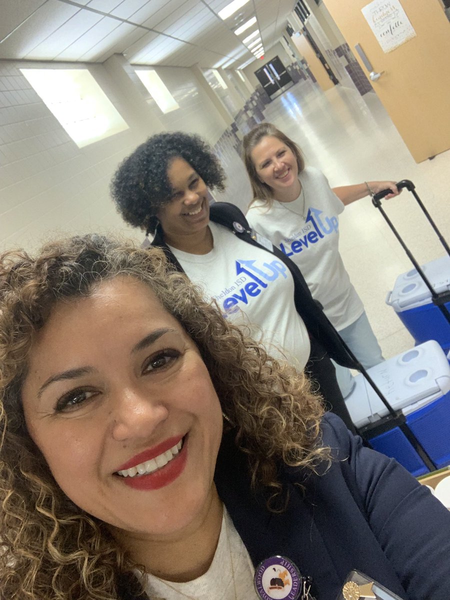 lorenarojo's tweet photo. Teacher treats on the first day of school...yes please! @RoyalwoodLions! #WeLoveOurStaff #REHighTech #LevelUp @SheldonISDPD https://t.co/LGdog1Yheu