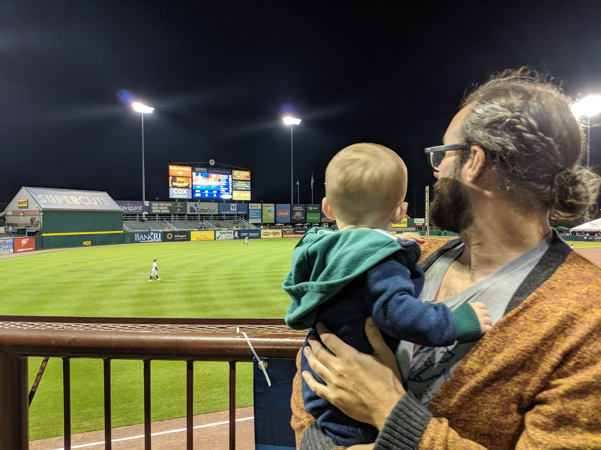 macfleigh's tweet photo. @clintfrazier my son's first picture with a celebrity https://t.co/sthexgZHO3