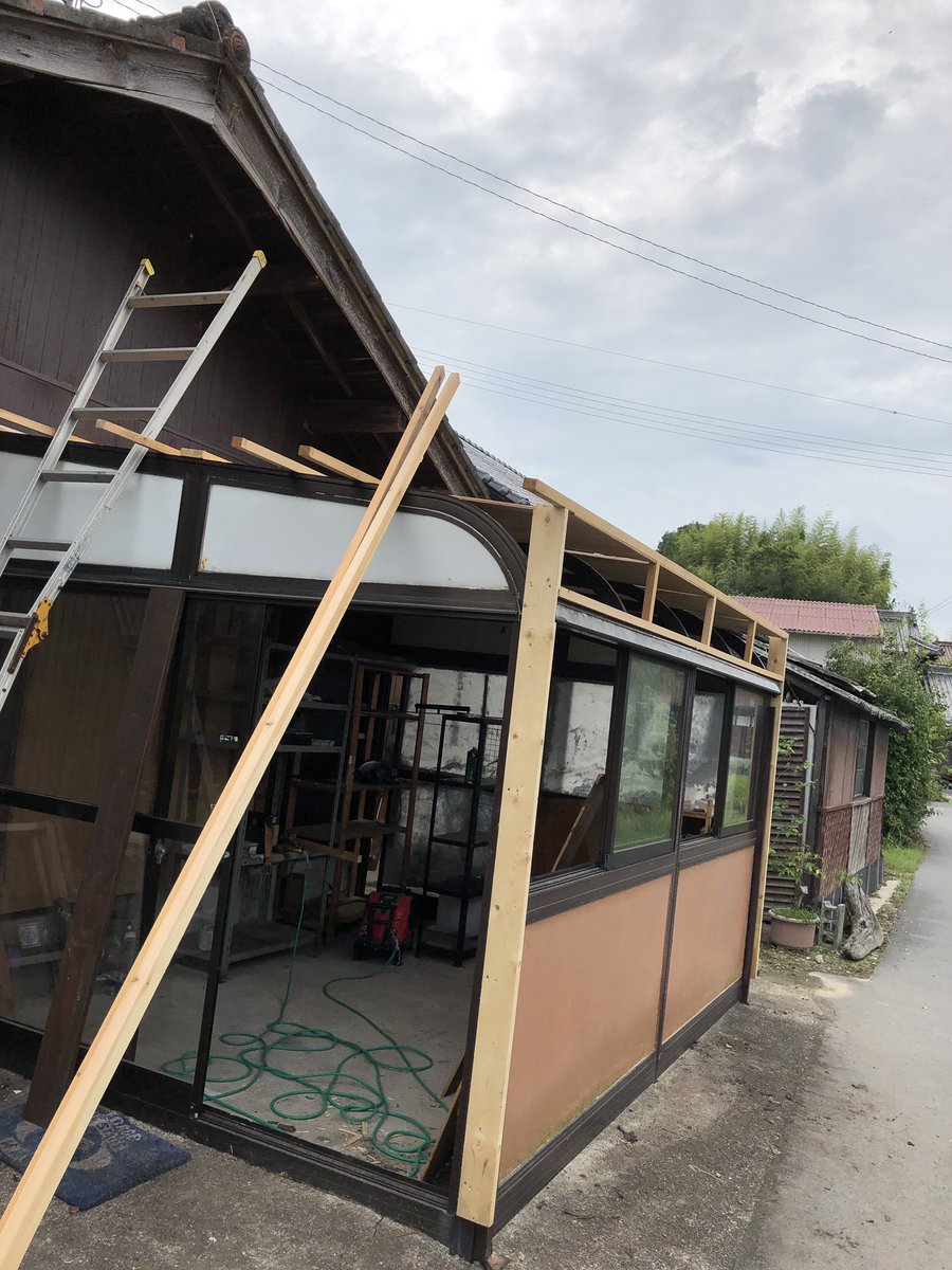 革工房ベルズ A Twitter 雨漏りがひどかった屋根は骨組みだけ残して撤去 元々のサンルームの骨組みを利用して新たに針葉樹合板で天井を作りました その上に波板を張ってとりあえず屋根完成