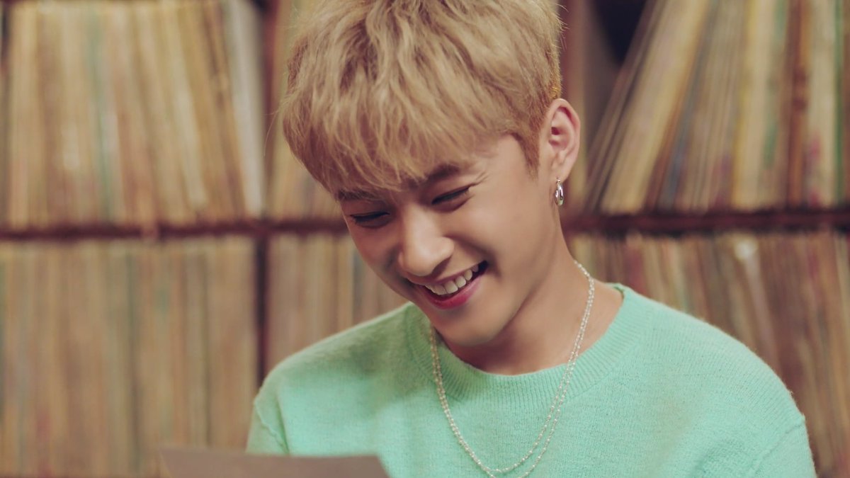 me_in_my_head's tweet photo. THE WAY JAEJIN LOOKS AT THOSE OLD PHOTOS 😍😭😍😭

#Scene27 #LeeJaeJin #lovelikethefilms #FTISLAND https://t.co/8VyFQ9qgw7