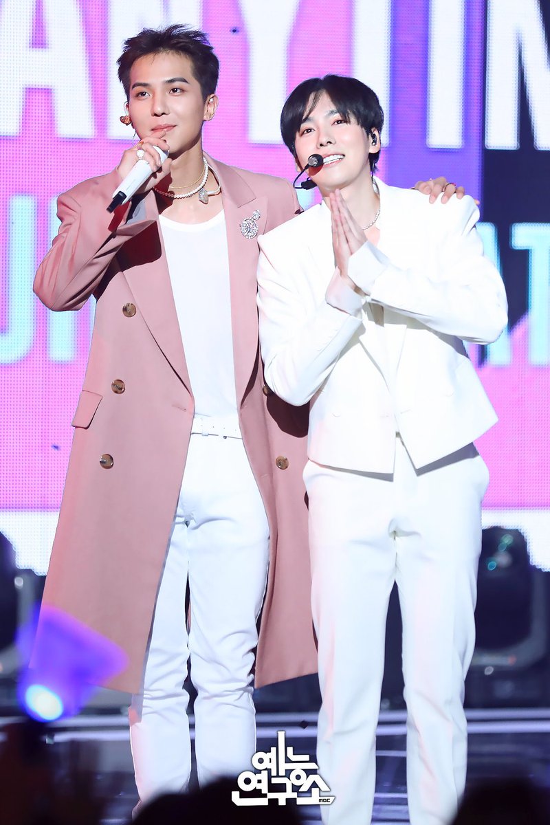 tacitslumber's tweet photo. They were thanking fans for coming and Jinwoo was saying goodbye but he's taking sooo long so Mino went and grab hin on the shoulder and dragged him down the stage saying they need to go lololol https://t.co/IywjnjyCA9