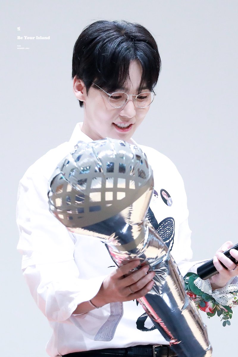 BeYourIsland_JW's tweet photo. 190823 KBS팬싸 #김진우 #위너 HQ
 
화이트 셔츠부터 안경까지 완벽! @official_jinu_ https://t.co/1U25fOQJBm