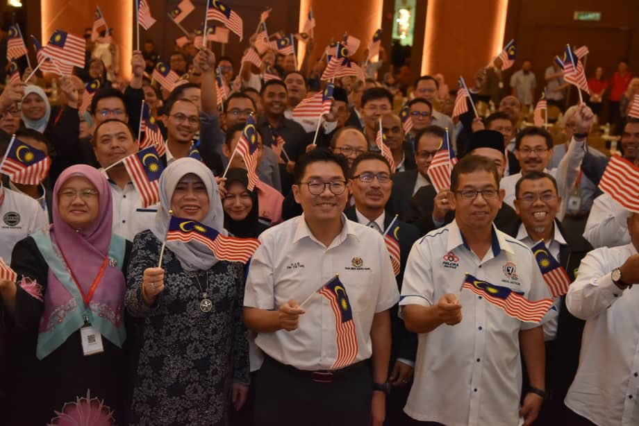 KamariahLong's tweet photo. Seminar Kebangsaan Teknologi Pertanian Tepat bantu petani untuk berdaya maju &amp; kompetitif dalam industri padi. 
Seminar dirasmikan oleh YB @simtzetzin di Hotel Ixora, Pulau Pinang.

#TEPad2019
#FromLabToTable
#betterMARDI https://t.co/oiCH7WU9nZ