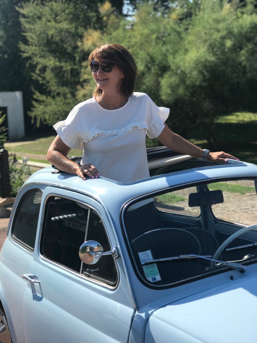 Vous avez aimé la blouse Eloïse dans sa version blanche, elle est de retour pour quelques pièces. N’hésitez pas à commander
👀http://www.unepouleparisienne.com
Belle journée ☀️💋
#unepouleparisienne #white #fashion #parisienne #fabriqueenfrance #madeinfrance #femme #women #womenwear