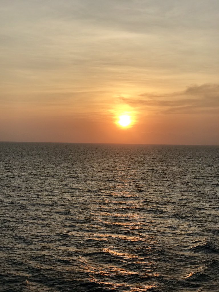 julesaj1's tweet photo. Beautiful sunset last evening followed by a lovely dinner in @LukeMangan #saltgrill #SouthChinaSea #pacificdawn https://t.co/JFZmlfPwHE