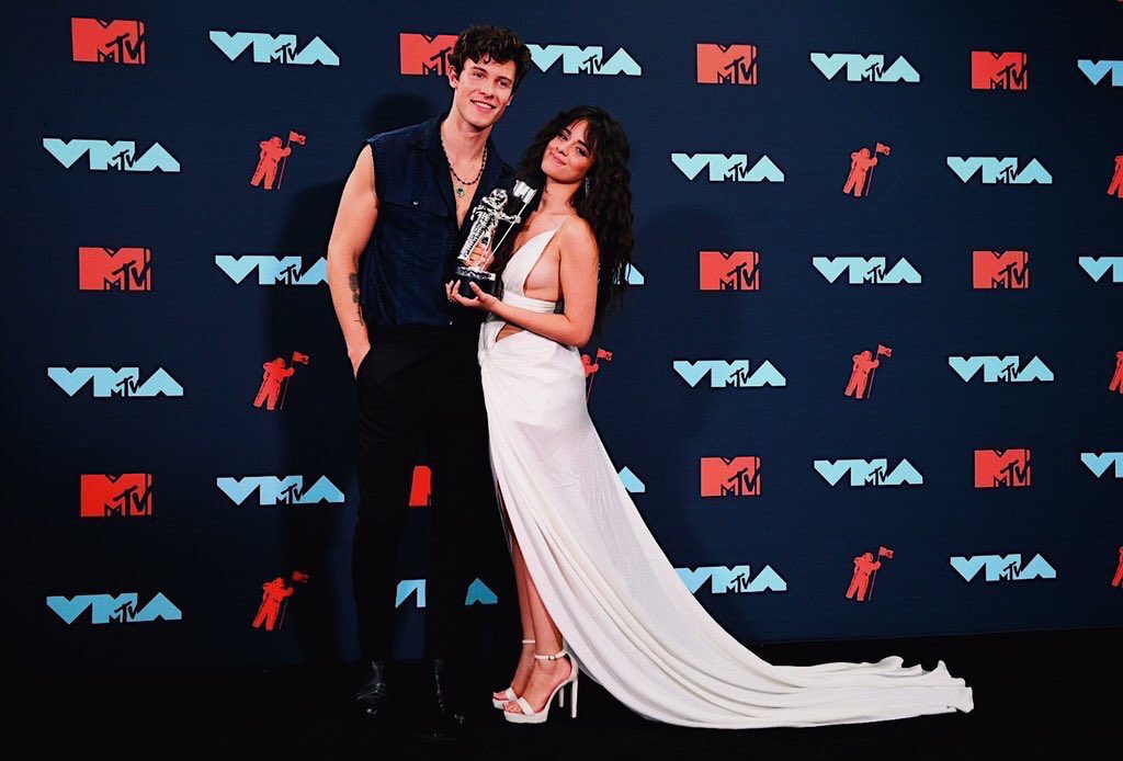 spicylesserafim's tweet photo. i feel nothing but proud of camila and shawn. they gave us a bop, hit #1, gave us a beautiful LIVE performance. i’m so so so happy for them 🥺❤️ https://t.co/IIqDxFnRQh