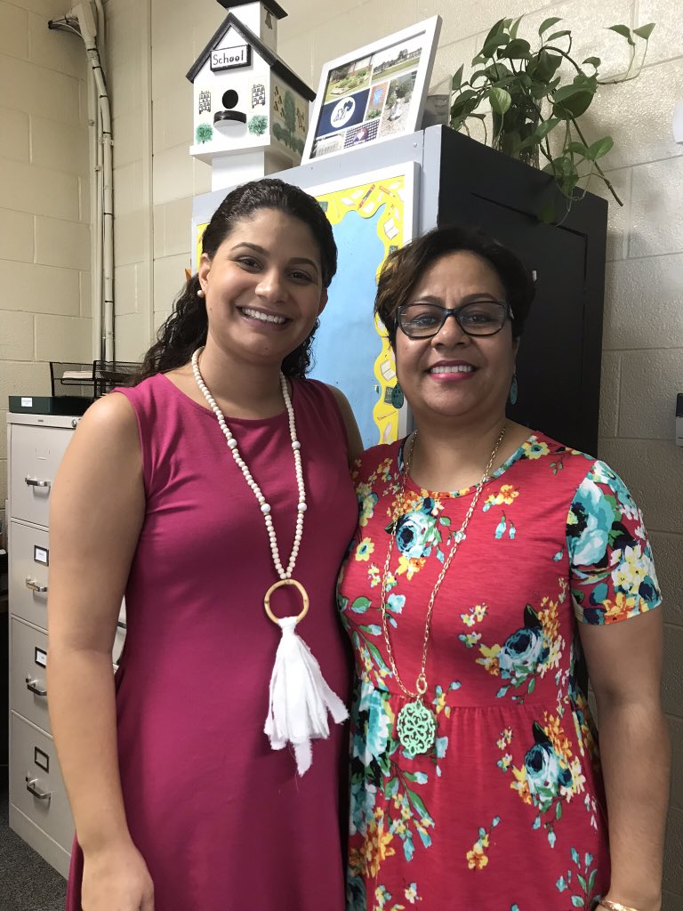 LindaJewellCarr's tweet photo. Front office Welcome 💕 these generous smiles! @Midway_Elem https://t.co/Hc6DV1oRtW