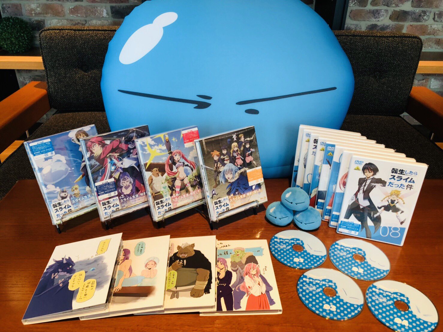 公式 アニメ 転生したらスライムだった件 本日発売日 本日8月27日はdvd第8巻 最終巻 の発売日です 8 ヶ月連続のリリースも今回で最終巻 Blu Ray Dvd全巻とリムル様グッズを並べてみました 豪華特典満載なので ぜひお手に取ってお確かめ