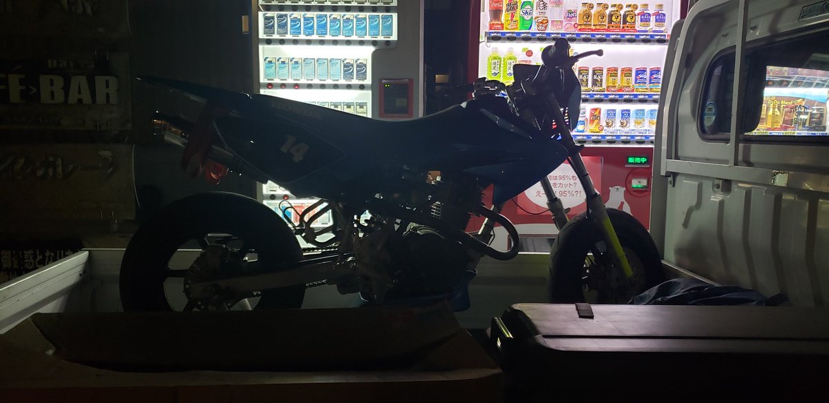 ninja_110's tweet photo. 昨日やっと、XR100納車〜😍
大事に乗ります！その前に怪我治します😚
楽しみすぎぃ〜！最高⤴︎︎︎︎︎⤴︎︎︎︎︎

あやちん、譲ってくれてありがとう🐳♪ https://t.co/n839T0gfG3