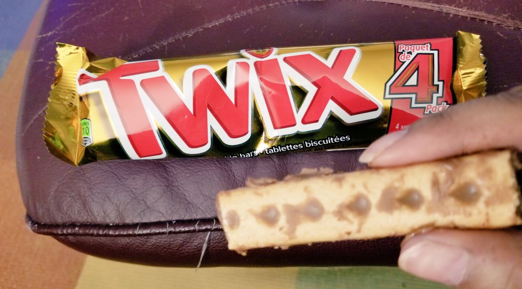 SomiaGrooves's tweet photo. My husband @theRealJoramD says the way I eat my @twix is just wrong- do you agree? The 'cookie crunch' is my favourite part!
#chocolatebar
#twix
#cookieCrunch
#mmmmmmmm
#whoIsRight ? https://t.co/10WPifXsj9