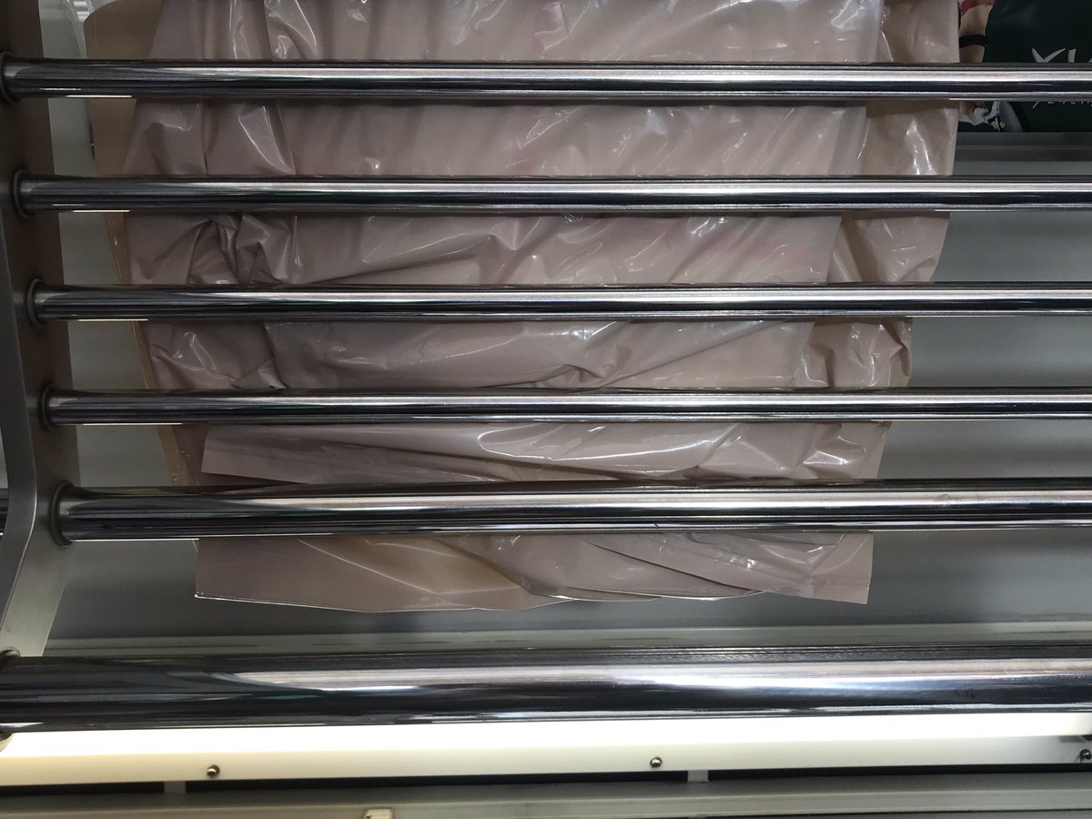 今日は1人電車で、、

可愛い子に会いに行きます。

うちから約2時間

誉田のメルシーに寄って、

アップルパイを
ピックアップ🎶

今 電車の網棚に乗せたけど、、、

忘れるなよ！わたし💦
.
.
#忘れっぽい私#電車の網棚#メルシーのアップルパイ