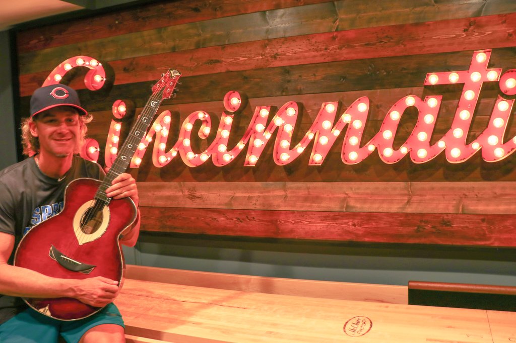 The_Workout's tweet image. Recorded podcast today and video with former Cincinnati Reds @reds star pitcher Bronson Arroyo. He's cranked up his music game! Stay tuned! 🎶🎸
#strengthtraining #strengthandconditioning #baseballstrength #guitar #rockandroll #Cincinnati #baseball #Reds @RedSox @purates