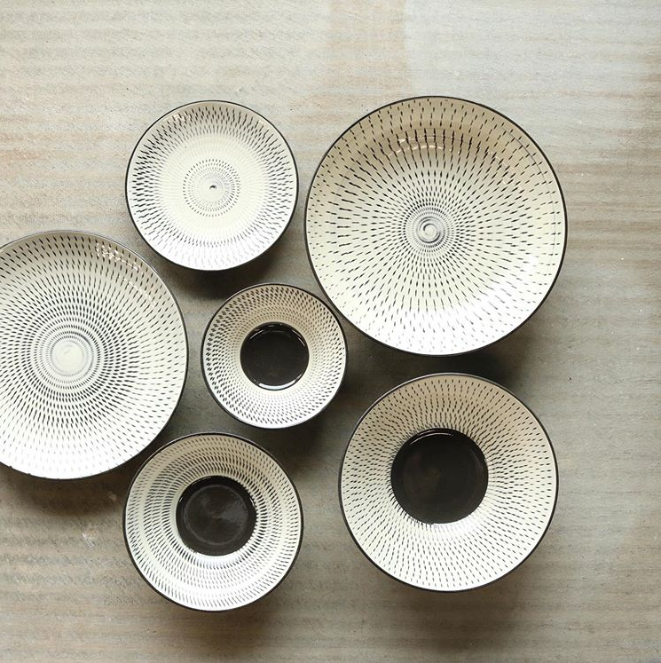 Special Thanks 産直 有田焼 波佐見焼 オンラインショップ 有田町から No Twitter Specialthanks Backyard 本日のおすすめ 飛びかんな模様の大中小さまざまなお皿 鉢です 昨日は町の花火大会でした あいにくの雨も持ちこたえ 家族皆んなでベランダから花火