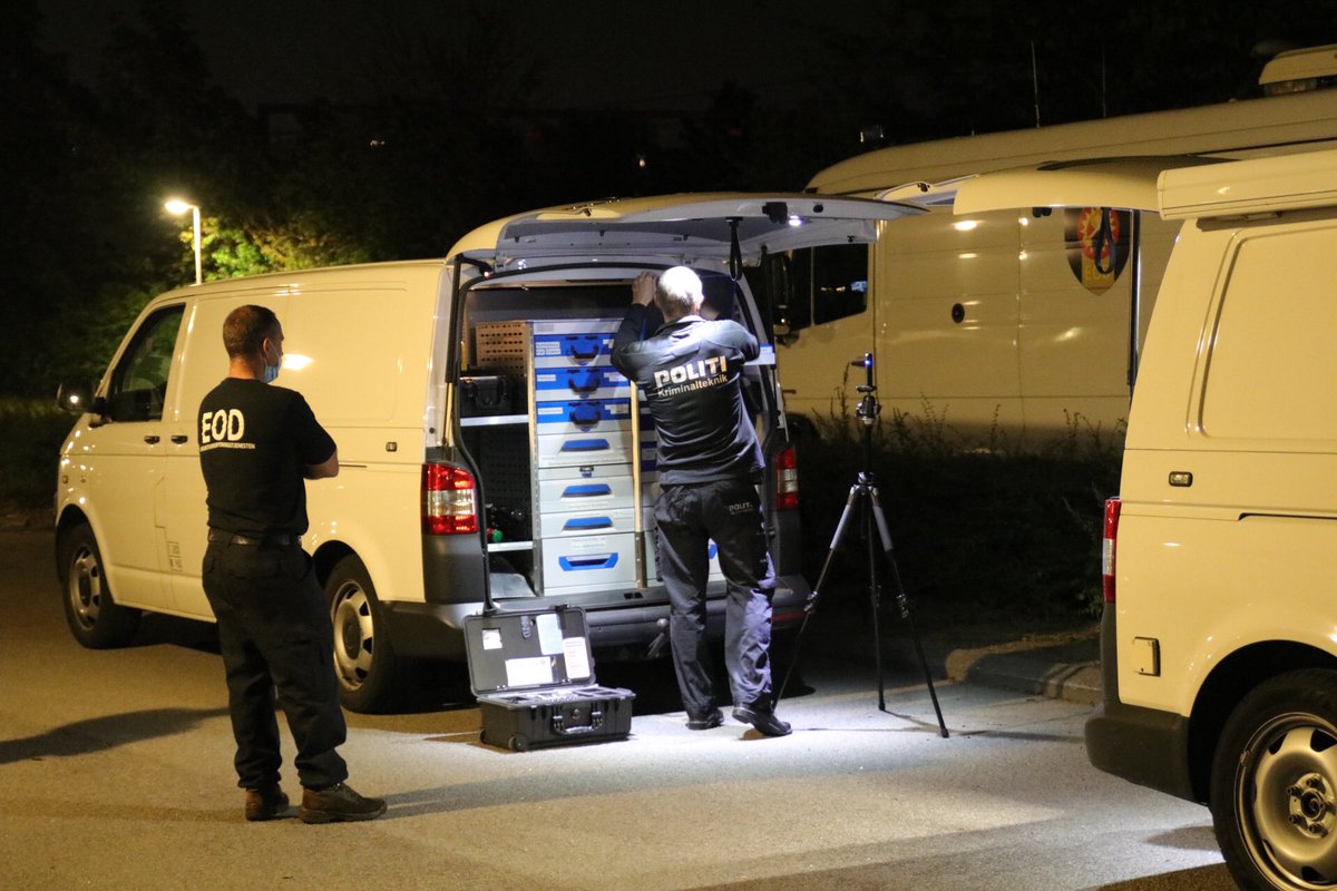 pressefotosdk's tweet photo. Kraftig eksplosion i Greve natten til tirsdag.
Politiet efterforsker muligt håndgranatangreb.
Der findes fragmenter fra eksplosionen mere end 40 meter væk.
#eksplosion #eod #bombe #håndgranat #greve #politidk #nyheder https://t.co/2cMAZRpu50