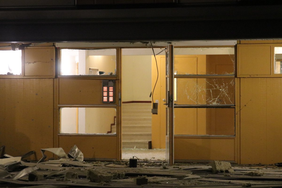 pressefotosdk's tweet photo. Kraftig eksplosion i Greve natten til tirsdag.
Politiet efterforsker muligt håndgranatangreb.
Der findes fragmenter fra eksplosionen mere end 40 meter væk.
#eksplosion #eod #bombe #håndgranat #greve #politidk #nyheder https://t.co/2cMAZRpu50