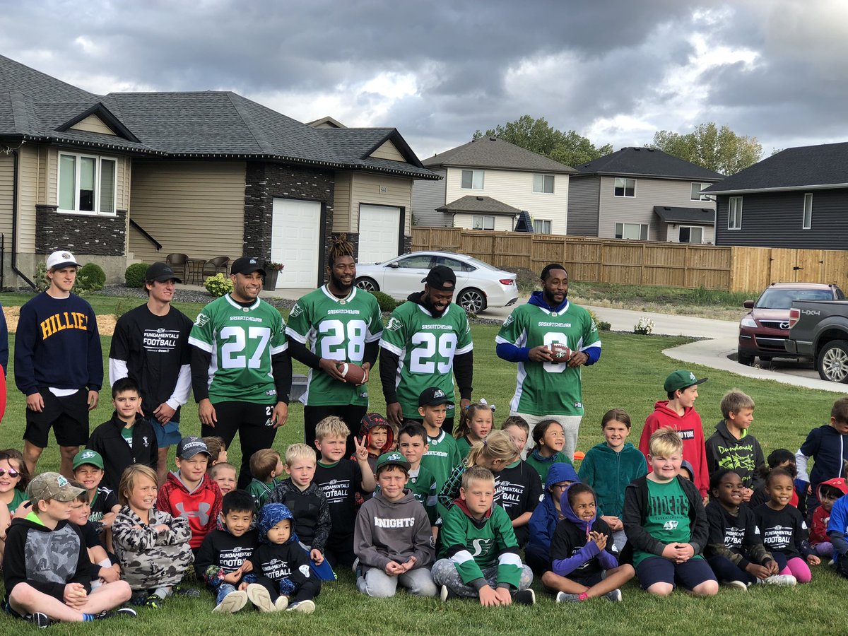Do1Dale's tweet photo. HUGE shoutout to @WalkingTurnover @WilliamPowell33 @Th11ggy Kienan LaFrance and @SaskHilltops for taking time out of their schedules and showing the kids some football fundamentals this evening! https://t.co/v5gKd3Yhnh